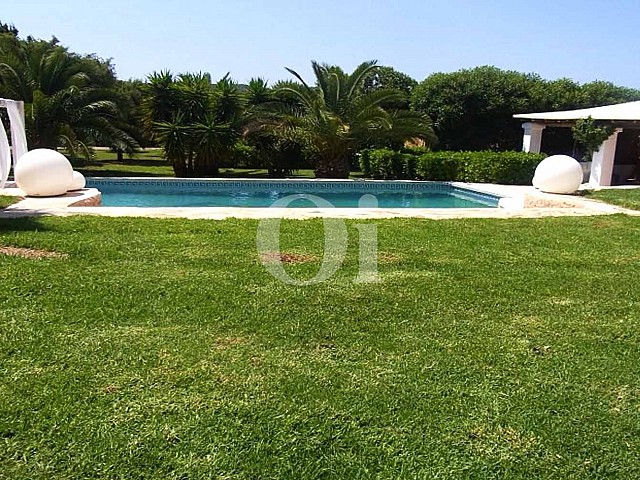 Blick auf den Garten der Ferien-Villa zur Miete auf Ibiza