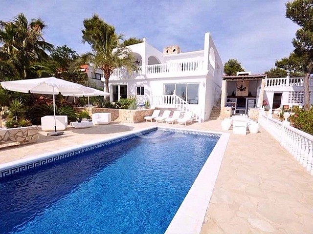 Blick auf den Pool der Ferien-Villa zur Miete auf Ibiza