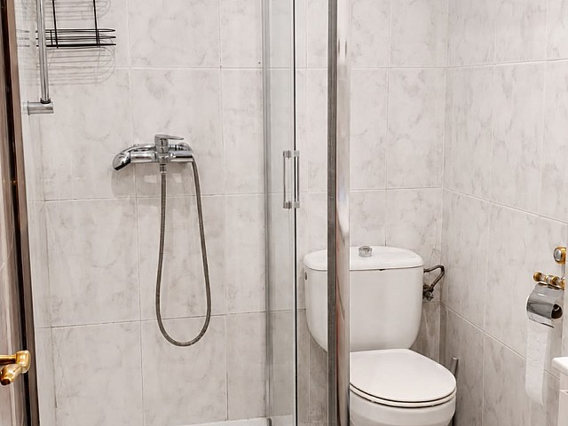 Piso de 73 m² en 10ª planta con ascensor, 2 habitaciones, 1 baño y trastero. Muy luminoso, con espectaculares vistas al Tibidabo. Excelente ubicación, cerca del metro, comercios, Diagonal Mar y la playa.