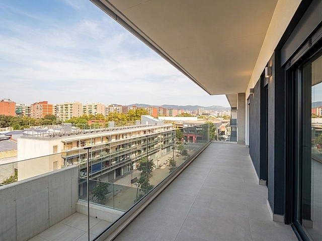 ¡Oportunidad única en Sant Martí! Piso con piscina y garaje