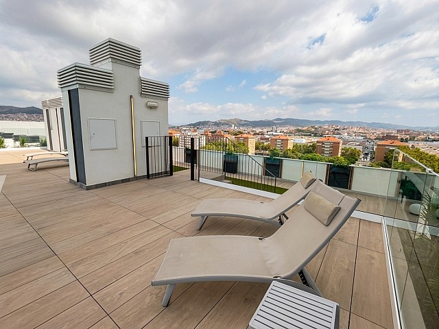 ¡Oportunidad única en Sant Martí! Piso con piscina y garaje