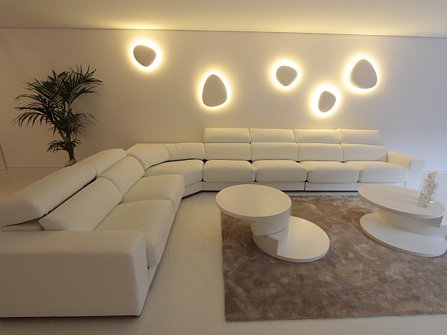 Шикарная гостиная-столовая с дизайнерской мебелью в потрясающих апартаментах на продажу на Ибице