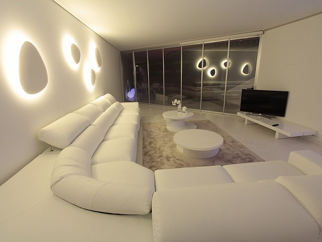 Шикарная гостиная-столовая с дизайнерской мебелью в потрясающих апартаментах на продажу на Ибице