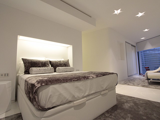Blick in ein Schlafzimmer vom smarten Apartment, Marina Botafoch