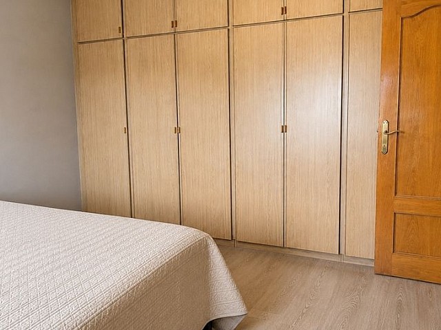 Armario empotrado de madera con puertas dobles