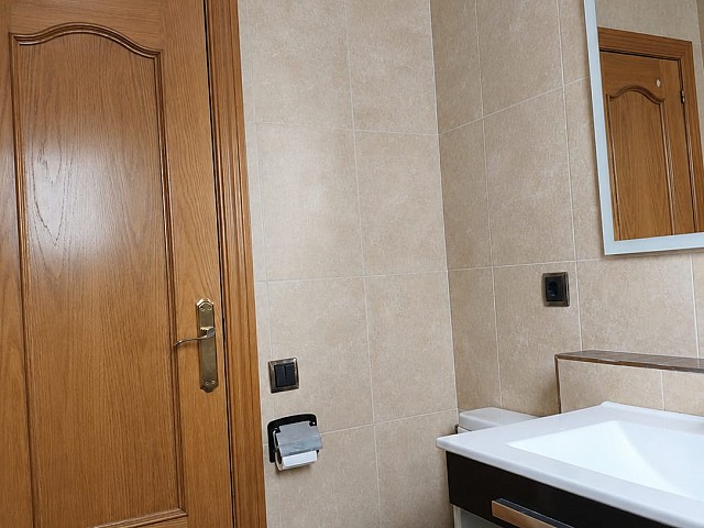 Puerta de madera con espejo colgado