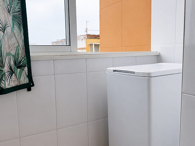 Lavanderia, estantería y ventana