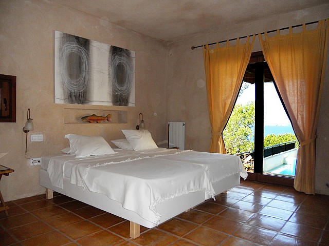 Blick in ein Schlafzimmer  der Villa zur Miete auf Ibiza
