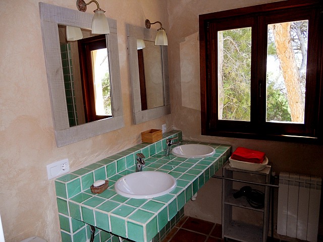 baño de espectacular villa en alquiler en Cala Salada, Ibiza


