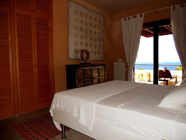 dormitorio de espectacular villa en alquiler en Cala Salada, Ibiza