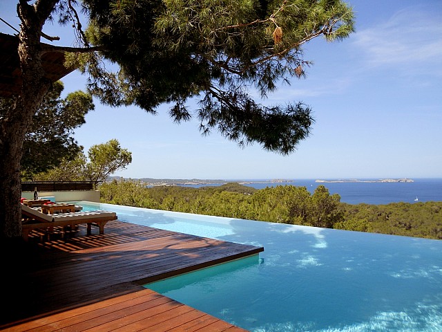 Blick auf den Infinity-Pool der Villa zur Miete auf Ibiza