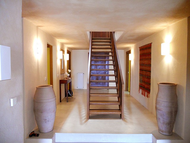 escalera de espectacular villa en alquiler en Cala Salada, Ibiza