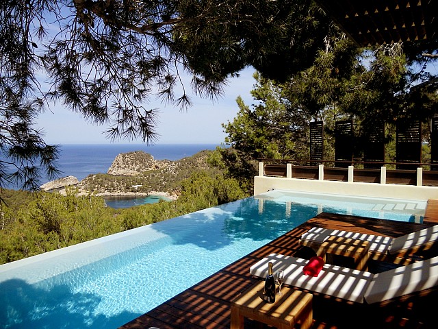 Blick auf den Infinity-Pool der Villa zur Miete auf Ibiza
