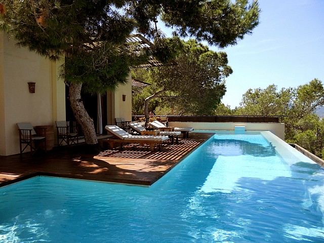 Blick auf den Poolbereich der Villa zur Miete auf Ibiza