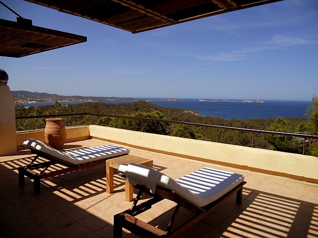 Blick auf die Terrasse der Villa zur Miete auf Ibiza