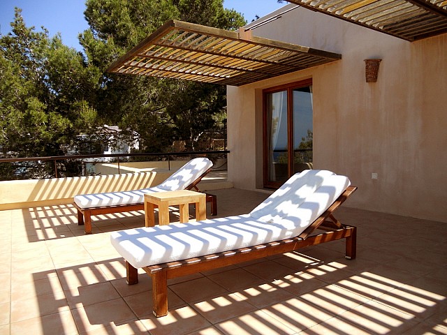 Terraza soleada de espectacular villa en alquiler en Cala Salada, Ibiza