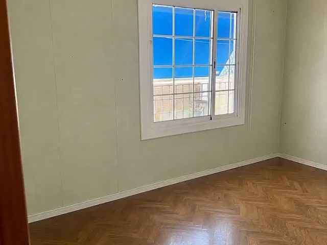 Habitación con ventana exterior