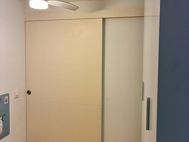 Detalle del techo con ventilador de luz en una de las estancias.