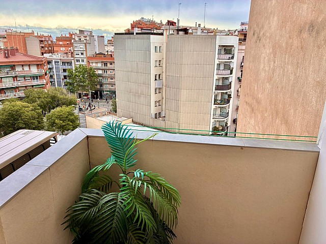 Vista panorámica exterior de la ciudad y los edificios colindantes desde el balcón o terraza.