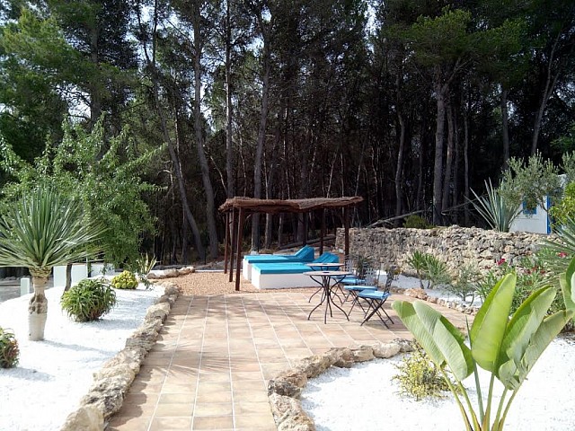 Blick auf den Außenbereich vom Ferienhaus auf Ibiza, in Santa Gertrudis