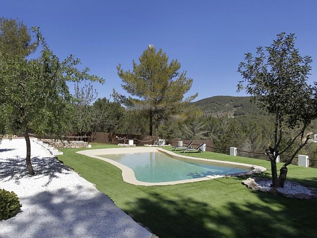 Blick auf den Poolbereich vom Ferienhaus auf Ibiza, in Santa Gertrudis
