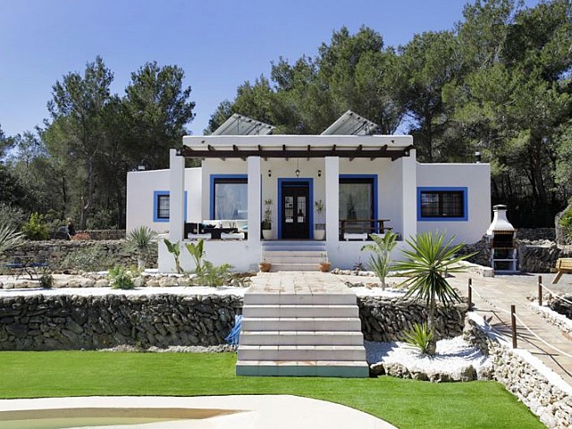 Blick auf die Fassade vom Ferienhaus auf Ibiza, in Santa Gertrudis