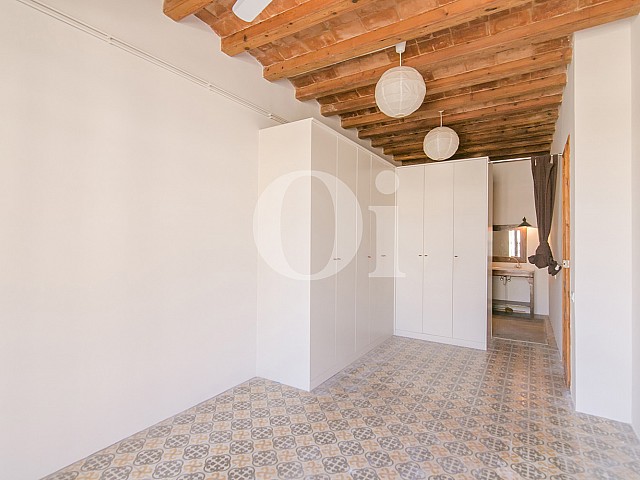 Чудесная светлая и стильная спальня в потрясающей квартире на продажу в Барселоне