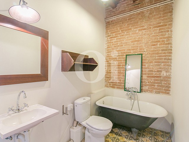 Светлая ванная комната в потрясающей квартире на продажу в центре Барселоны