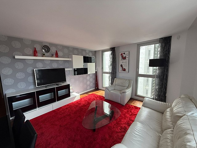 Salón acogedor con zona de estar y acceso a terraza/balcón.