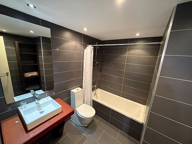 Baño completo con bañera y acabados contemporáneos.
