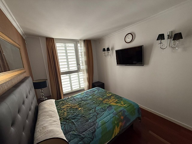 Dormitorio principal luminoso con acceso al exterior.