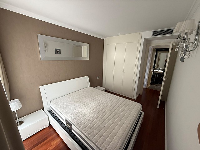 Dormitorio individual luminoso con armario empotrado y acceso al pasillo.
