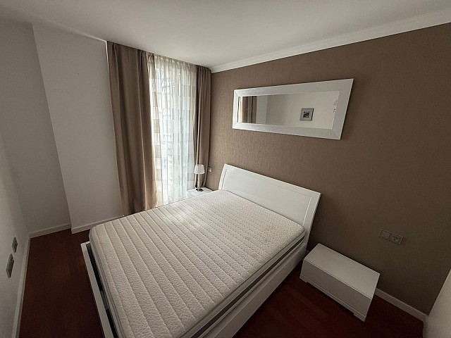 Dormitorio doble con cama y armario empotrado.