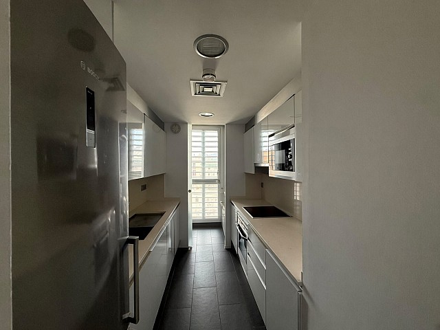 Cocina de diseño con distribución funcional y abundante luz natural.