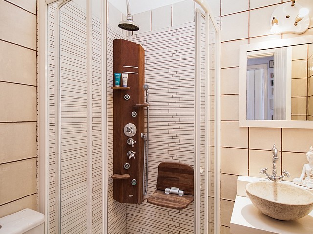 Baño con ducha de fantastico apartamento en alquiler en Sant Jordi, Ibiza