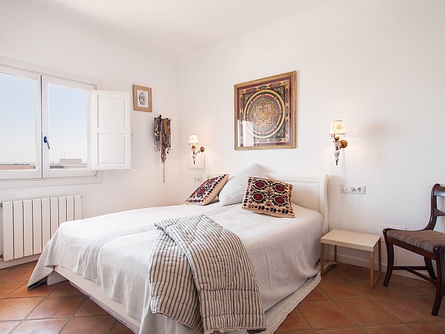 Уютная и стильная спальня в замечательных апартаментах в аренду на Ибице