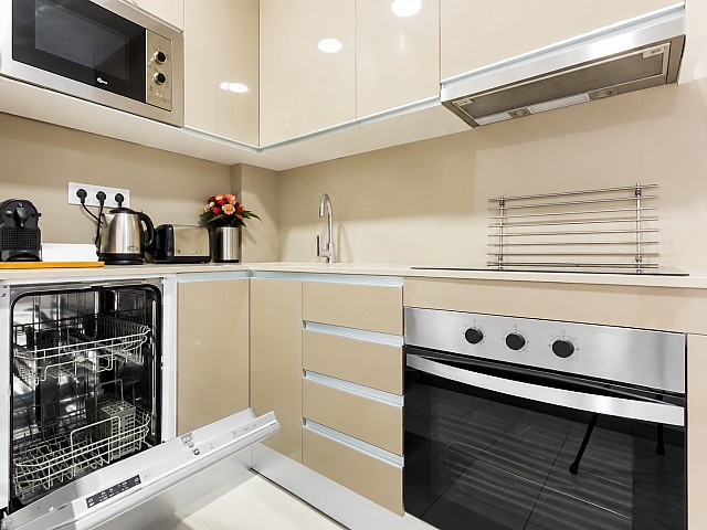 Cocina equipada con horno, microondas y lavavajillas