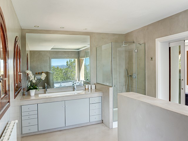 Baño con ducha de maravillosa villa en alquiler en San Agustin, Ibiza