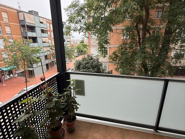 Piso en venta con terraza y vistas despejadas en Nou Barris, Barcelona