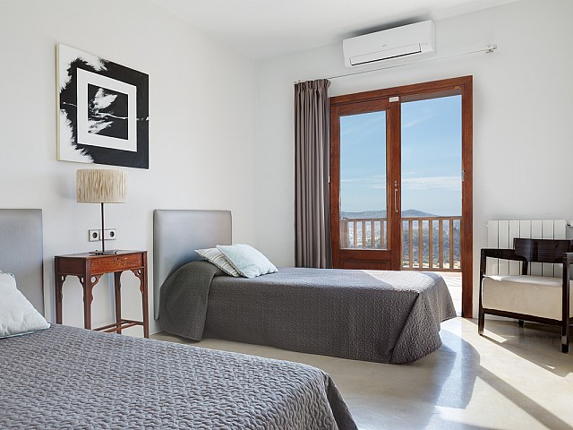 Dormitorio con dos camas de maravillosa villa en alquiler en San Agustin, Ibiza