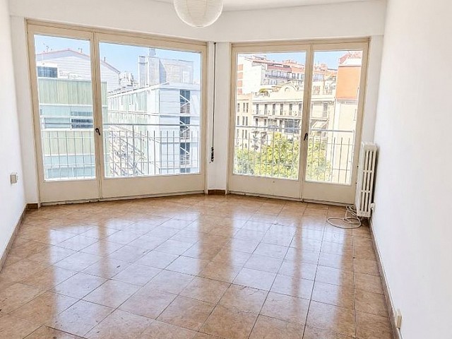 Piso amplio y luminoso con balcón junto a Francesc Macià · 114 m² · 4 habitaciones