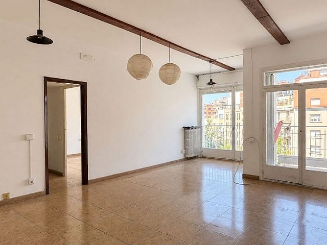 Piso amplio y luminoso con balcón junto a Francesc Macià · 114 m² · 4 habitaciones