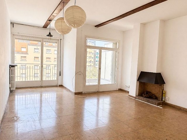 Piso amplio y luminoso con balcón junto a Francesc Macià · 114 m² · 4 habitaciones