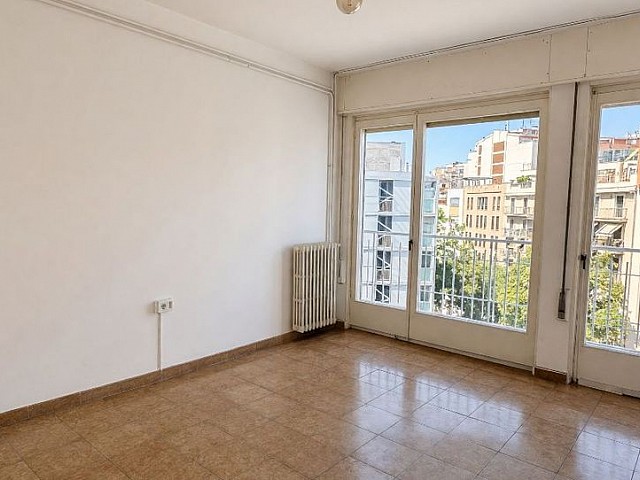 Piso amplio y luminoso con balcón junto a Francesc Macià · 114 m² · 4 habitaciones