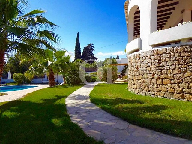 Magnífico jardín con vistas a la casa en venta situada en Ibiza
