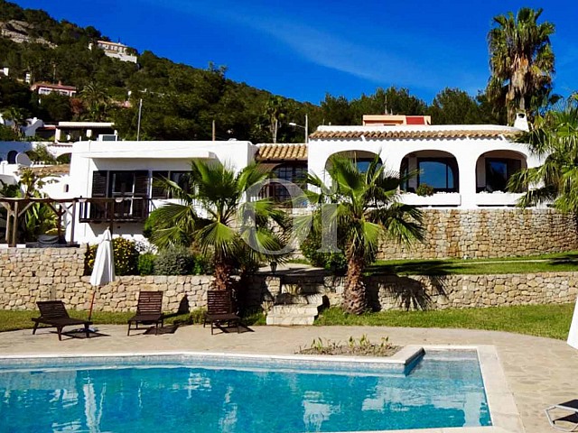 Espectacular jardín en lujosa casa en venta situada en Ibiza