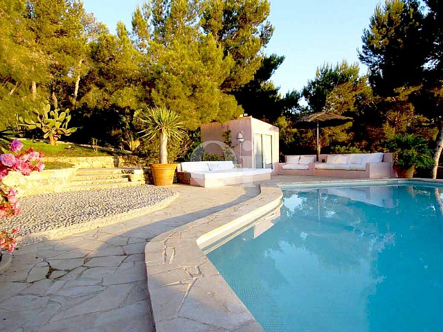 espectacular piscina con jardín en casa en venta situada en Ibiza