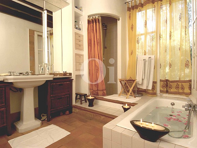 Gran baño completo con ducha y aseo en casa en venta situada en Ibiza