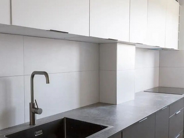 Encimera y mobiliario de cocina en piso reformado en venta en Barcelona, REF 276860