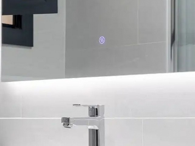 Lavabo y espejo del baño en piso reformado en venta en Barcelona, REF 276860